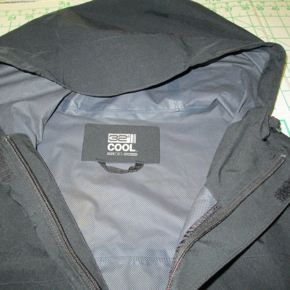 32 Dgrees Lightweight Waterproof Rain Jacket XL, Black